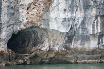 ベトナムの世界遺産の一つであるハロン湾で見かけた洞窟の入口