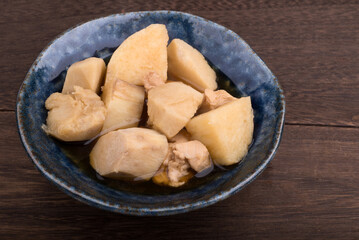 つくね芋と里芋と鶏肉の煮物のアップ