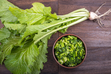 収穫した野沢菜の株と野沢菜の漬物