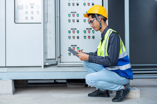 Engineer checks MDB, AMCC, AHU cabinet status, link to control room.