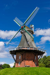 Historische Windmühle in Greetsiel, Ostfriesland, Deutschland