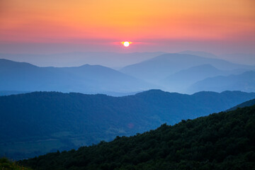 Fototapeta premium Spectacular silhouettes of hills in the morning light. Carpathian mountains, Ukraine, Europe. Beauty of earth.