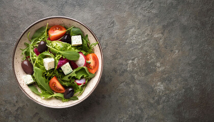 石テーブルに置かれたサラダボウル、俯瞰、背景