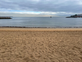 Playa con cielo nublado horizonte.o