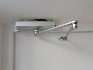 There is an automatic device on the door that prevents the door from slamming. Made of metal