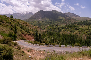 Naklejka premium A mountain range with a winding road that leads to the top
