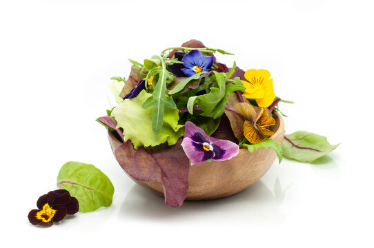 Frischer Salat mit Bl&uuml;ten
