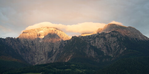 Alpengl&uuml;hen, Alpen, Berg im Licht, Abendlicht, Abendrot, Lichtstimmung , Wolke, cloud, Wolkenband, Hochgebirge, Berggipfel, Bayern Deutschland, Europa