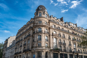 Paris vue d'un immeuble haussmannien typique dans le 11e arrondissement 