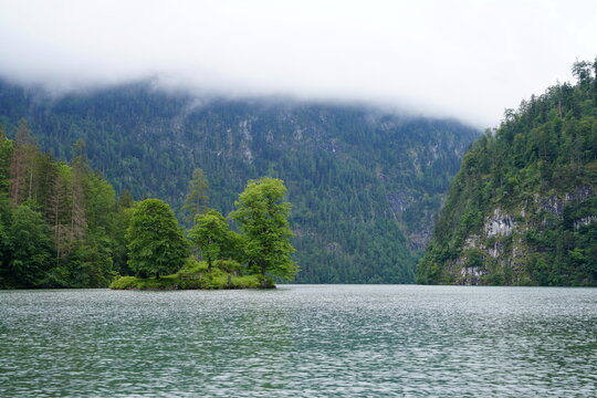 Insel Christlieger im K&ouml;nigssee, Alpen, Landschaft, See, Wasser, Baum, green, Wolken, cloud, Berg, Berchtesgadener Land, Bayern