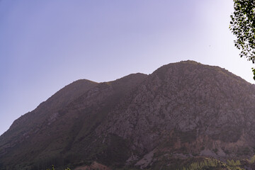 Naklejka premium The mountain is covered in rocks and trees