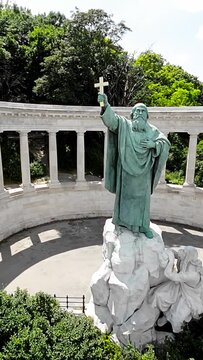 Budapest is a beautiful city with a rich history and culture. This video takes you on a journey through some of the citys most iconic landmarks, including the Buda Castle, the Hungarian Parliament