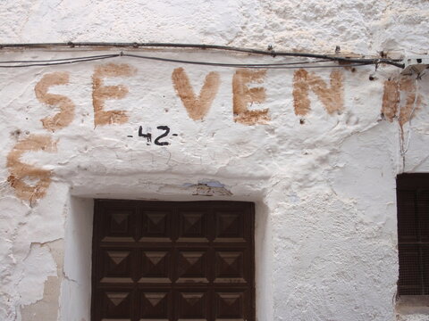 Pueblo de G&oacute;jar, en Granada. Andaluc&iacute;a, Espa&ntilde;a.  Detalle de casa antigua con el r&oacute;tulo de 'se vende'. 