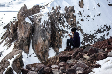 Modeling between mountains of snow, taking advantage of the sunlight on the trip