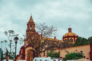 Obraz premium Sanctuary of the Holy Child of La Mezclita and the Apostle Santiago, one of the 5 Franciscan Missions in the Sierra Gorda of Queretaro, in Jalpan de Serra, people who go to Mass are distinguished.