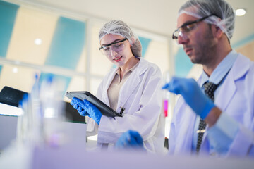 Obraz premium scientist doctors wear lab coat. Chemicals serums and antibiotics are being tested for treatment of people and animals. and make dietary supplements. product testing room clean in a modern laboratory.