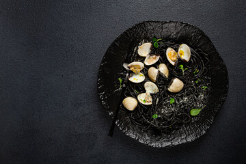 black spaghetti vongole, venerki, homemade, without people,