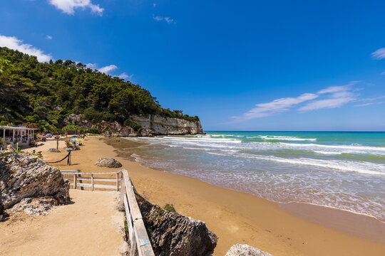 Baia Jalillo Peschici (Puglia , Italia ) con monte Pucci