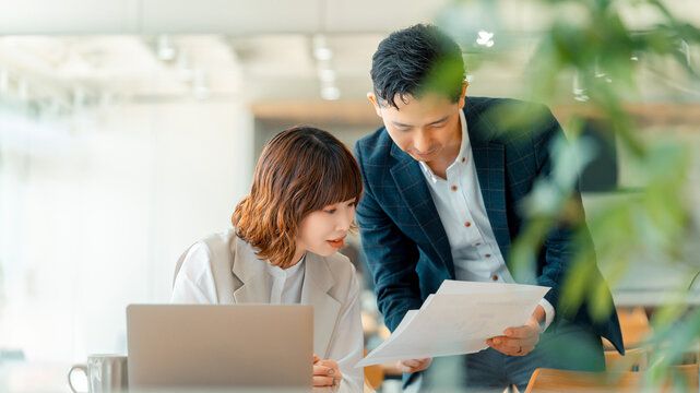 ミーティングをする男女のビジネスマン