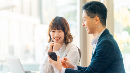 Obraz premium ミーティングをする男女のビジネスマン
