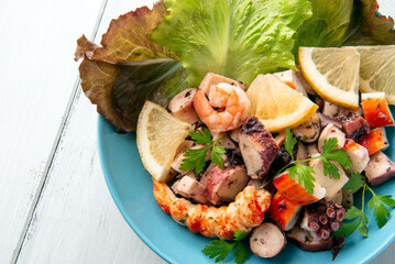 Insalata di frutti di mare misti, cibo italiano, gastronomia mediterranea 