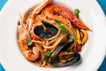 Spaghetti con salsa ai frutti di mare misti, pasta italiana, gastronomia mediterranea 