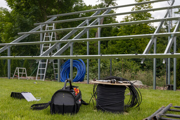 Konstrukcja naziemna instalacja fotowoltaiczna, odnawialne źródła energii, energia ze słońca, panele. © MR. Stanek