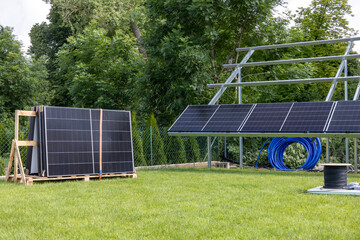 Konstrukcja naziemna instalacja fotowoltaiczna, odnawialne źródła energii, energia ze słońca, panele. © MR. Stanek