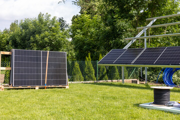 Konstrukcja naziemna instalacja fotowoltaiczna, odnawialne źródła energii, energia ze słońca, panele. © MR. Stanek