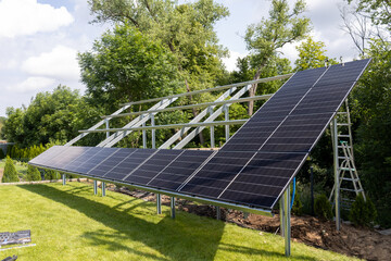 Konstrukcja naziemna instalacja fotowoltaiczna, odnawialne źródła energii, energia ze słońca, panele. © MR. Stanek
