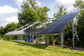 Konstrukcja naziemna instalacja fotowoltaiczna, odnawialne źródła energii, energia ze słońca, panele. © MR. Stanek