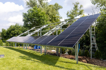 Konstrukcja naziemna instalacja fotowoltaiczna, odnawialne źródła energii, energia ze słońca, panele. © MR. Stanek