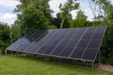 Konstrukcja naziemna instalacja fotowoltaiczna, odnawialne źródła energii, energia ze słońca, panele. © MR. Stanek
