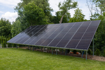 Konstrukcja naziemna instalacja fotowoltaiczna, odnawialne źródła energii, energia ze słońca, panele. © MR. Stanek