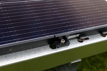 Konstrukcja naziemna instalacja fotowoltaiczna, odnawialne źródła energii, energia ze słońca, panele. © MR. Stanek