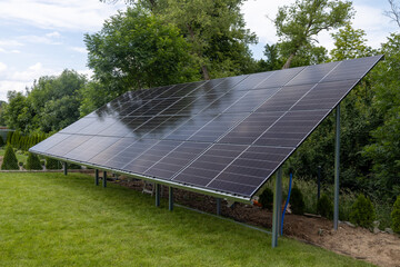 Konstrukcja naziemna instalacja fotowoltaiczna, odnawialne źródła energii, energia ze słońca, panele. © MR. Stanek