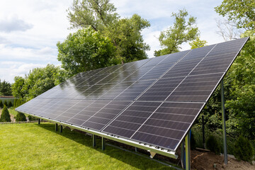 Konstrukcja naziemna instalacja fotowoltaiczna, odnawialne źródła energii, energia ze słońca, panele. © MR. Stanek