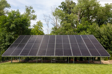 Konstrukcja naziemna instalacja fotowoltaiczna, odnawialne źródła energii, energia ze słońca, panele. © MR. Stanek