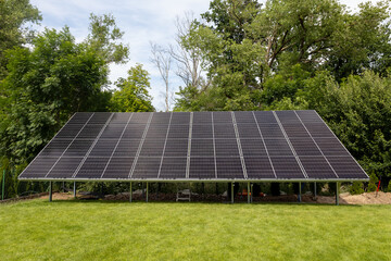 Konstrukcja naziemna instalacja fotowoltaiczna, odnawialne źródła energii, energia ze słońca, panele. © MR. Stanek