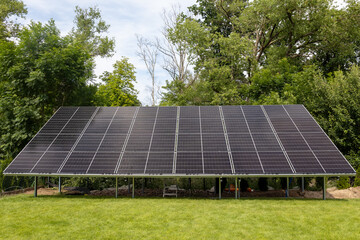 Konstrukcja naziemna instalacja fotowoltaiczna, odnawialne źródła energii, energia ze słońca, panele. © MR. Stanek