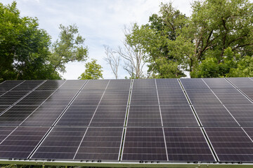 Konstrukcja naziemna instalacja fotowoltaiczna, odnawialne źródła energii, energia ze słońca, panele. © MR. Stanek