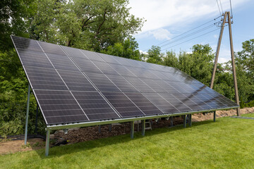 Konstrukcja naziemna instalacja fotowoltaiczna, odnawialne źródła energii, energia ze słońca, panele. © MR. Stanek