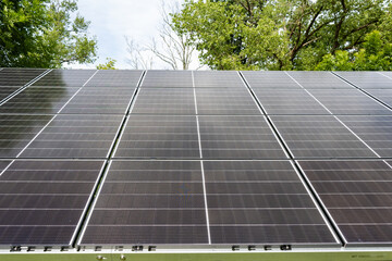 Konstrukcja naziemna instalacja fotowoltaiczna, odnawialne źródła energii, energia ze słońca, panele. © MR. Stanek