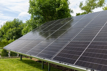 Konstrukcja naziemna instalacja fotowoltaiczna, odnawialne źródła energii, energia ze słońca, panele. © MR. Stanek