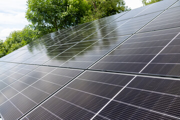 Konstrukcja naziemna instalacja fotowoltaiczna, odnawialne źródła energii, energia ze słońca, panele. © MR. Stanek