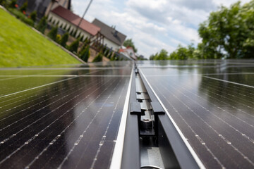 Konstrukcja naziemna instalacja fotowoltaiczna, odnawialne źródła energii, energia ze słońca, panele. © MR. Stanek