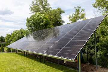 Konstrukcja naziemna instalacja fotowoltaiczna, odnawialne źródła energii, energia ze słońca, panele.