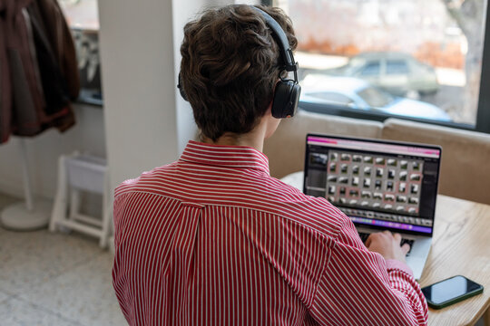 Working remote in a cafe