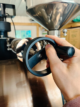 Adjusting air flow on coffee roaster
