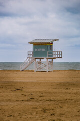 La plage et la Cabane en bois sur pilotis de Deauville
